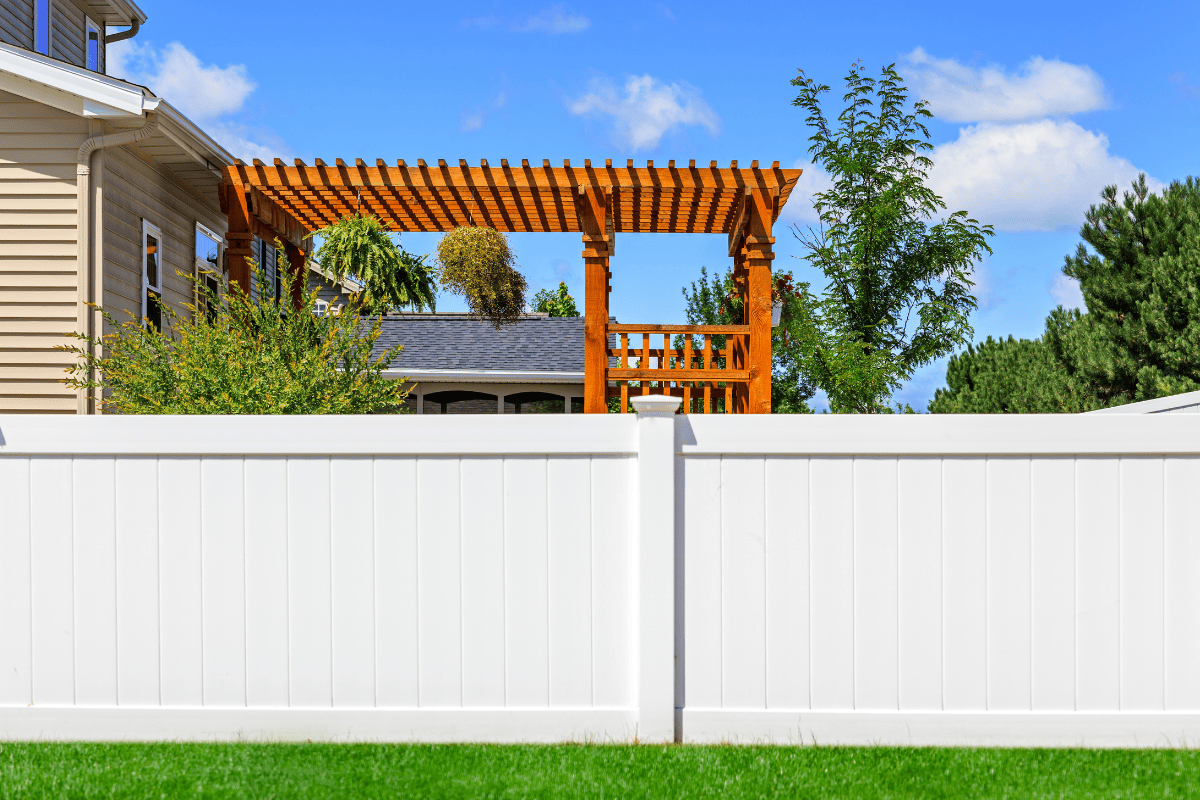 White vinyl privacy fence